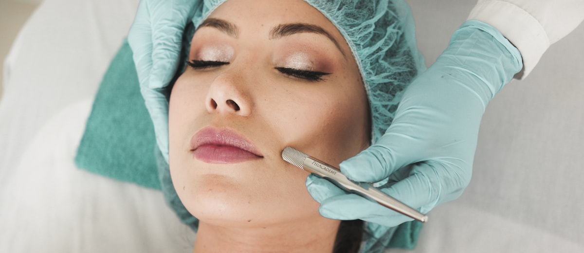 Tratamiento estético facial en una clínica